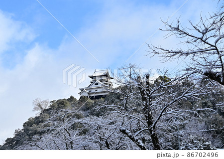 雪が晴れた犬山城の天守 雪が晴れた犬山城の天守 86702496