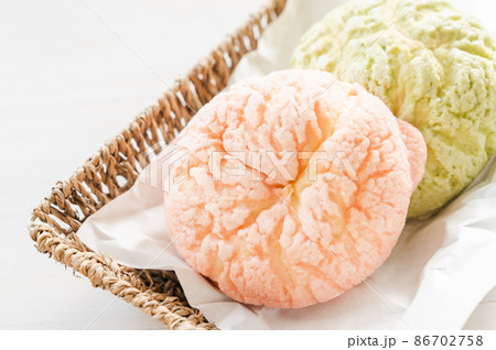 かごに入ったカラフルなパン 86702758