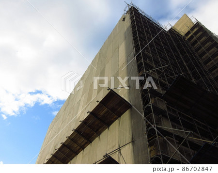 足場を設置し外壁工事中の市営今福南住宅4号館 足場を設置し外壁工事中の市営今福南住宅4号館 86702847