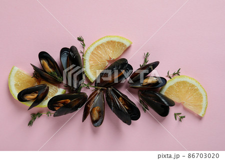 Fresh mussels on pink background, top view Fresh mussels on pink background, top view 86703020