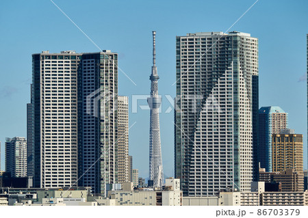 東京湾　ベイエリア　勝どきの高層ビル群　東京スカイツリーも見える 86703379