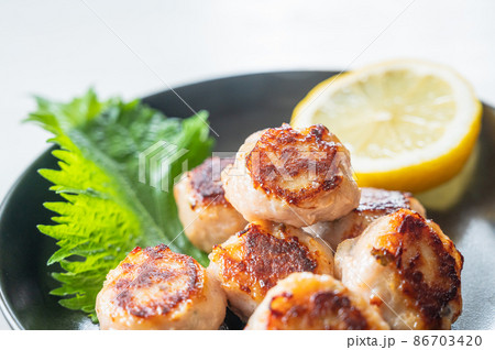 焼いた鴨肉入り鶏団子 焼いた鴨肉入り鶏団子 86703420