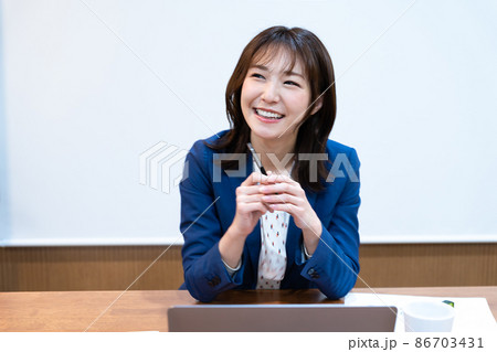 ビジネスイメージ　女性　白バック 86703431