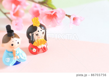 ミニチュアの雛人形と春の色合いの背景 ミニチュアの雛人形と春の色合いの背景 86703756