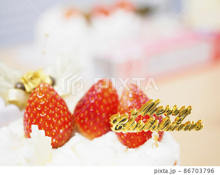 イチゴのクリスマスケーキ　プレート付きアップ 86703796