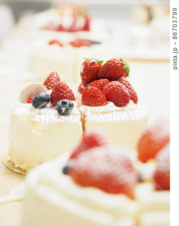 並べられたイチゴのクリスマスケーキ（縦構図） 86703799