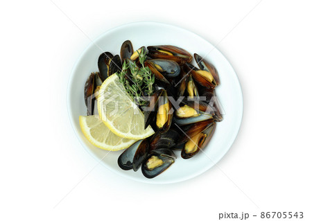 Plate with fresh mussels isolated on white background 86705543