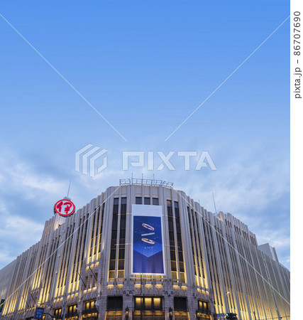 ビル　都会風景　デパート　買い物　新宿　ビル群　東口 86707690