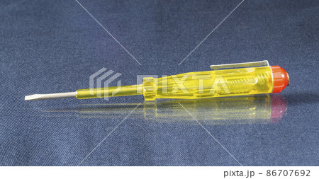 Electric indicator for checking the voltage 86707692