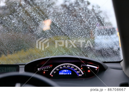 フロントガラスの水滴　イメージ 86708667