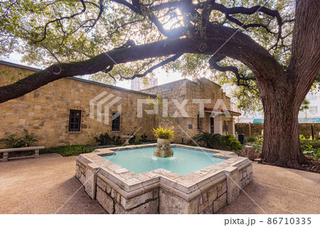 Sunny view of The Alamo 86710335