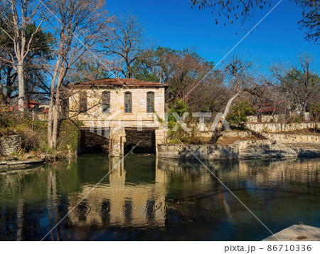 Sunny view of the water gate around Brackenridge Park 86710336
