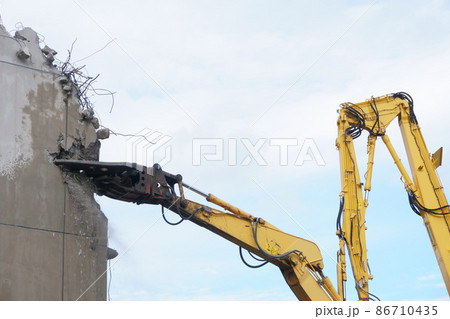 老朽化した公共建造物の解体作業をする重機 老朽化した公共建造物の解体作業をする重機 86710435