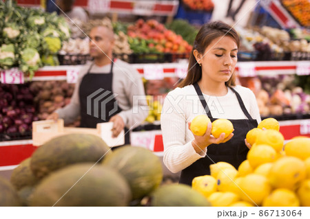 Supermarket workers in fruit and vegetables section 86713064