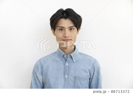 カメラ目線の若い男性　ポートレート 86713372