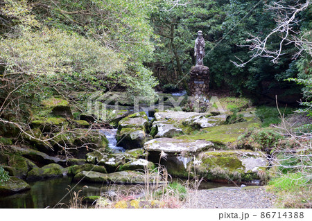 城水観音と奇岩 城水観音と奇岩 86714388