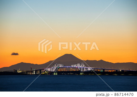 東京ゲートブリッジと夕景の富士山 東京ゲートブリッジと夕景の富士山 86714470