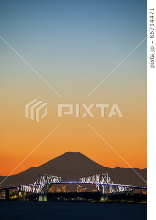 東京ゲートブリッジと夕景の富士山 東京ゲートブリッジと夕景の富士山 86714471