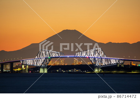東京ゲートブリッジと夕景の富士山 東京ゲートブリッジと夕景の富士山 86714472