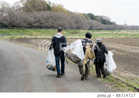 環境保護活動 ゴミ拾いをする人々 環境保護活動 ゴミ拾いをする人々 86714727