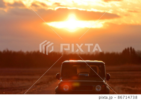 朝日と車 86714738