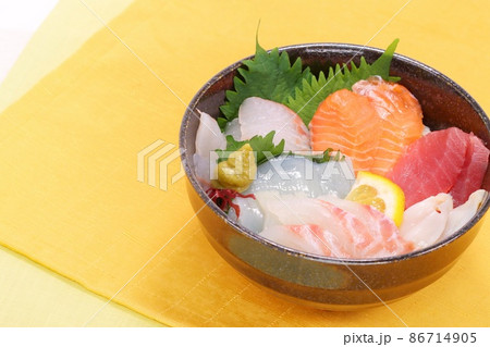 海鮮丼　魚介類を乗せた丼物　ランチ 86714905