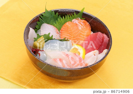 海鮮丼　魚介類を乗せた丼物　ランチ 86714906