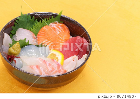 海鮮丼 魚介類を乗せた丼物 ランチ 海鮮丼 魚介類を乗せた丼物 ランチ 86714907