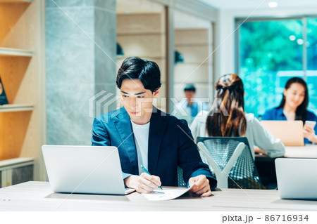 シェアオフィスで仕事をするミドルのビジネスマン　撮影協力「+SHIFT NOGIZAKA」 86716934