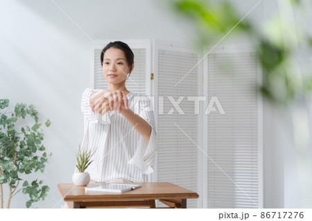 朝 爽やか 目覚め 20代女性 朝 爽やか 目覚め 20代女性 86717276