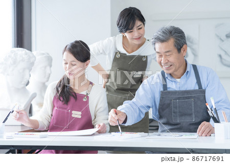 カルチャースクール　水彩画教室に通うシニア男性と女性　若い女性講師 86717691