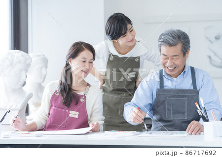 カルチャースクール　水彩画教室に通うシニア男性と女性　若い女性講師 86717692
