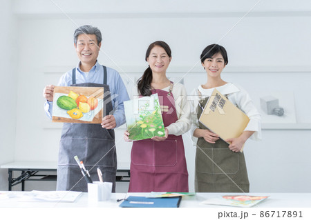カルチャースクール 水彩画教室に通うシニア男性と女性と若い女性講師のポートレート カルチャースクール 水彩画教室に通うシニア男性と女性と若い女性講師のポートレート 86717891