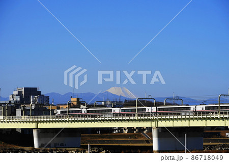 2月　狛江57富士山と小田急ロマンスカーEXEa車･多摩川鉄橋(登戸) 86718049