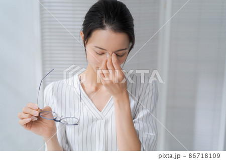 目をおさえる女性　30代 86718109