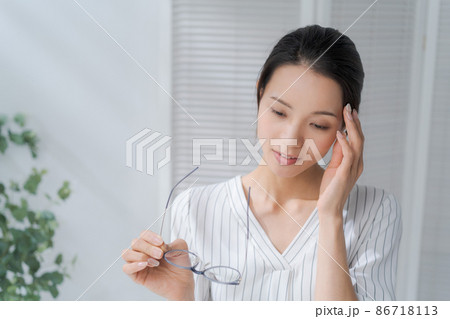 頭をおさえる女性 30代 頭をおさえる女性 30代 86718113