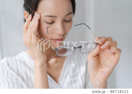 メガネをかけた女性　30代 86718121