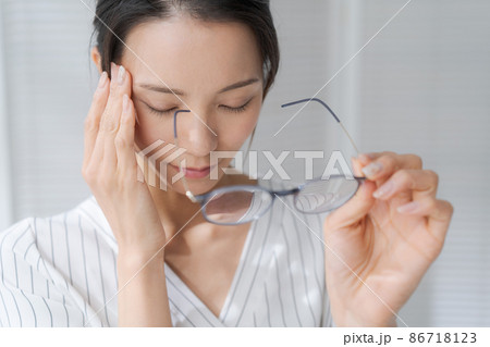 メガネをかけた女性　30代 86718123