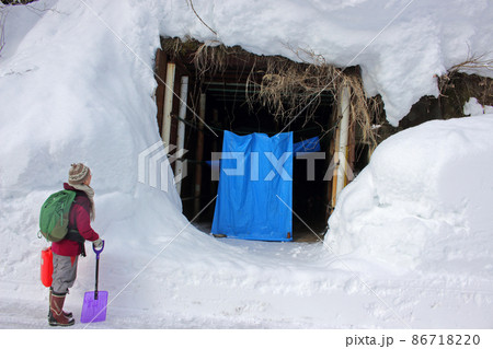 豪雪地の道路脇の壁に創った車庫 福島県只見町 豪雪地の道路脇の壁に創った車庫 福島県只見町 86718220