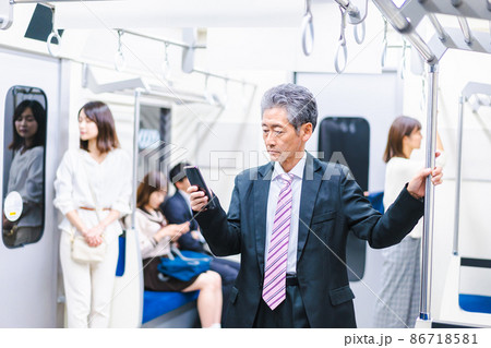 電車内倒れた乗客に声をかける車掌 電車内倒れた乗客に声をかける車掌 86718581