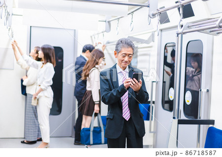 電車内倒れた乗客に声をかける車掌 電車内倒れた乗客に声をかける車掌 86718587