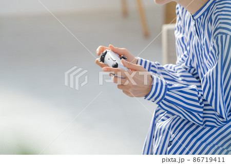ゲームをする女性　顔無し 86719411