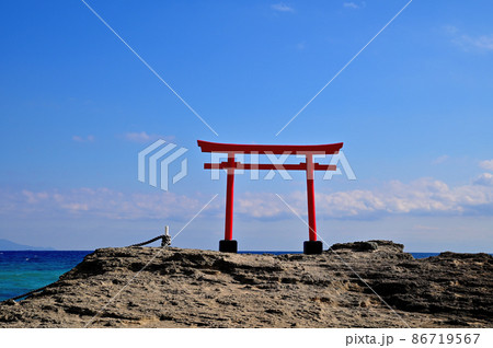 伊豆下田大明神岩の赤鳥居 伊豆下田大明神岩の赤鳥居 86719567