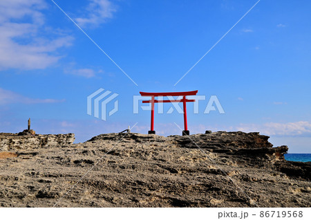 伊豆下田大明神岩の赤鳥居 伊豆下田大明神岩の赤鳥居 86719568