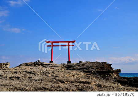 伊豆下田大明神岩の赤鳥居 伊豆下田大明神岩の赤鳥居 86719570