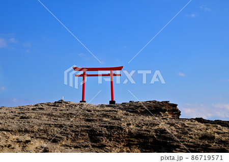 伊豆下田大明神岩の赤鳥居 伊豆下田大明神岩の赤鳥居 86719571