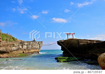 伊豆下田大明神岩の赤鳥居 86719597