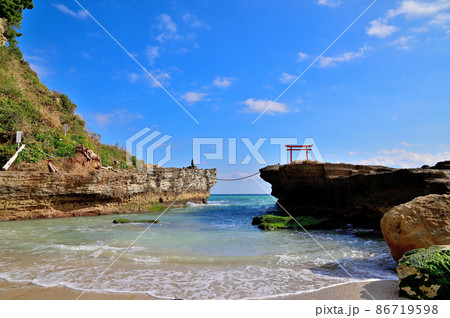 伊豆下田大明神岩の赤鳥居 86719598