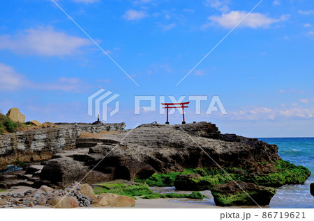 伊豆下田大明神岩の赤鳥居 伊豆下田大明神岩の赤鳥居 86719621
