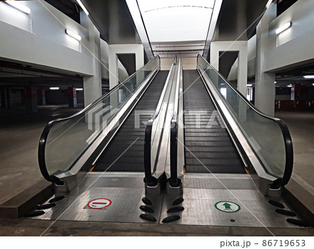 Empty double escalator inside the building 86719653